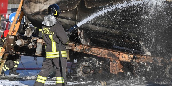 Autocisterna piena di benzina in fiamme: chiusa la Flaminia