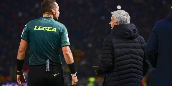 Mourinho furioso con l’arbitro: duro confronto a fine partita