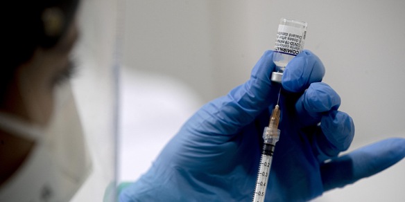 Vaccino con braccio in silicone per ottenere il Green Pass: denunciato