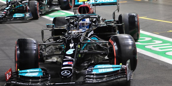 F1 Gp Arabia Saudita: Hamilton in pole, Verstappen a muro ma è 3°. Ferrari in seconda fila