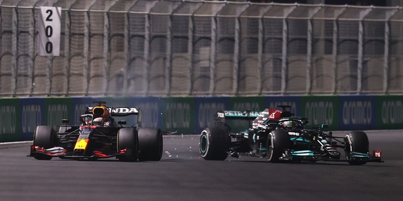 F1, Gp Arabia Saudita: Hamilton trionfa davanti a Verstappen e lo aggancia