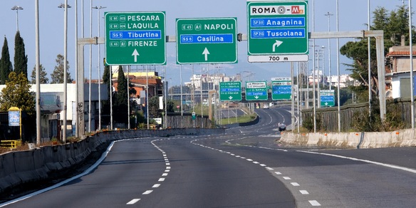 Roma: attivisti bloccano il traffico sul Raccordo Anulare