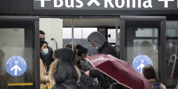 Roma, Green Pass obbligatorio per metro e bus dal 6 dicembre: scattano multe e maxi controlli