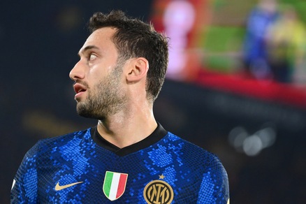 Inter, Calhanoglu premiato miglior calciatore del mese di novembre dalla Lega A Inter, Calhanoglu premiato miglior calciatore del mese di novembre dalla Lega A