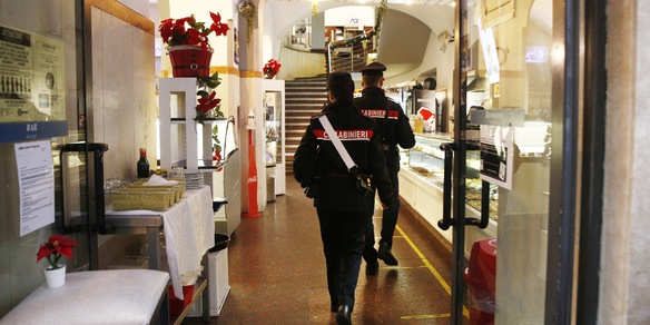 A cena con il green pass prestato: denunciati due giovani romani