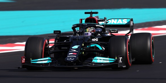 F1, nelle terze libere di Abu Dhabi Hamilton davanti a Verstappen, Ferrari indietro