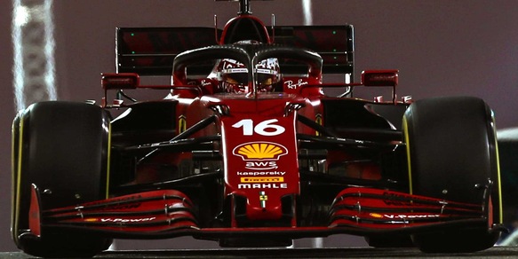 F1, Ferrari: ad Abu Dhabi caschi speciali per Leclerc e Sainz