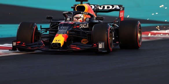 F1, Verstappen in pole ad Abu Dhabi davanti a Hamilton, Sainz parte 5° con la Ferrari
