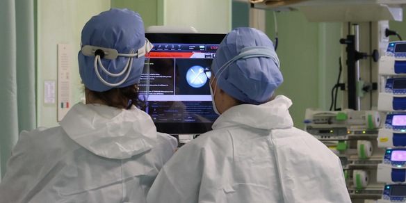 No vax prende il Covid, appello col casco dell'ossigeno: "È un inferno"