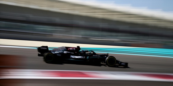 F1, test invernali Abu Dhabi: De Vries avanti nel day-1, 87 giri per Leclerc