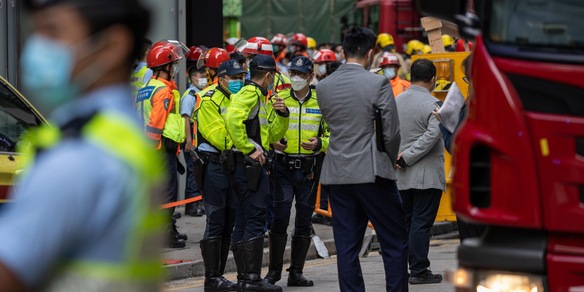 Grattacielo in fiamme a Hong Kong: oltre 100 persone intrappolate