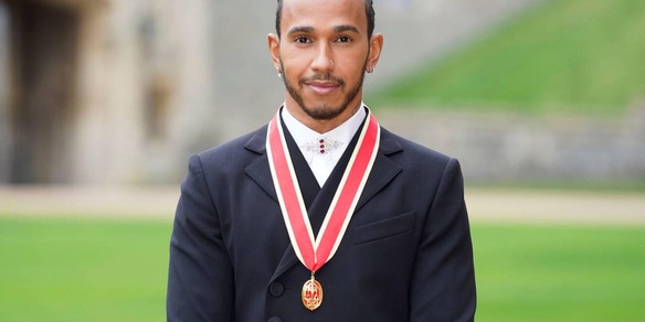 F1, Hamilton nominato cavaliere: è il quarto pilota a diventare "Sir"