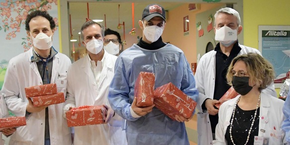 Achille Lauro diventa "Babbo Natale" per i bambini dell'ospedale San Donato