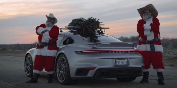 Una Porsche 911 Turbo S fa Natale: soprattutto quando ha un abete sul tetto! Una Porsche 911 Turbo S fa Natale: soprattutto quando ha un abete sul tetto!