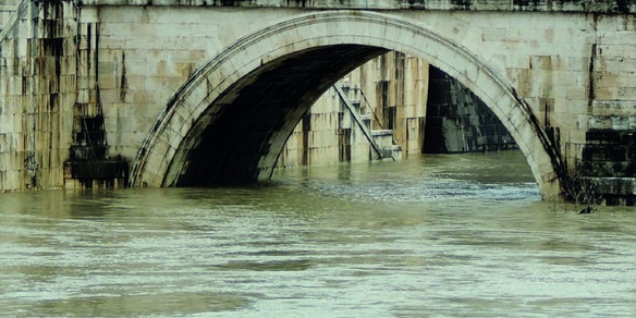 Turista americana precipita dal Lungotevere: è grave