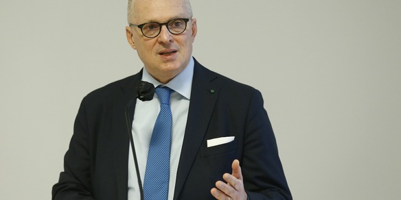 Covid, Ricciardi: "Scelte sbagliate. Quarta dose tra maggio e giugno"