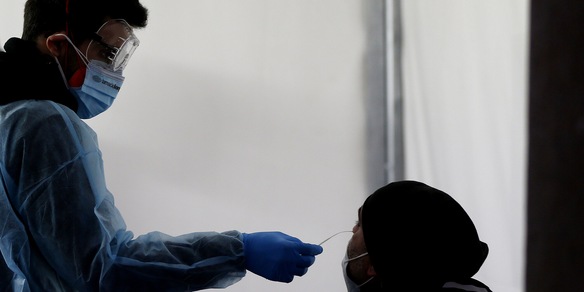 Positivo al Covid va in discoteca: rischia due anni di carcere