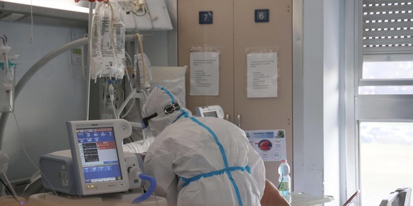 Covid, nuovo record di contagi: quasi 100mila in 24 ore