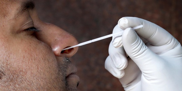 "Omicron non fa male a chi ha la terza dose di vaccino"