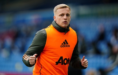 Manchester United, Van de Beek ai saluti: va in prestito secco all'Everton