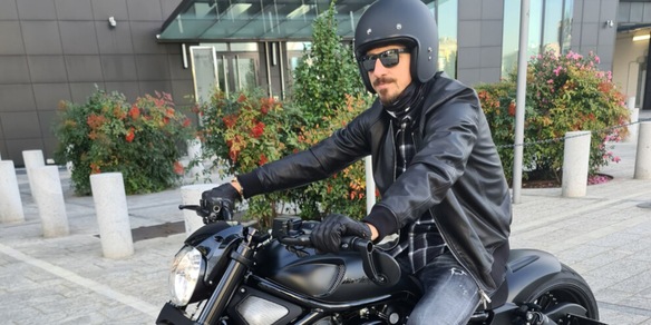 Ibrahimovic, stile Ghost Rider: giacca di pelle è via sull'Harley Ibrahimovic, stile Ghost Rider: giacca di pelle è via sull'Harley