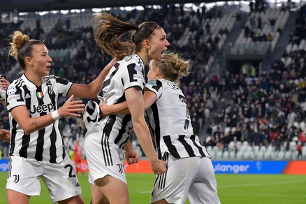 Champions League, la Juventus rimonta il Lione e vince 2-1 con Girelli e Bonfantini Champions League, la Juventus rimonta il Lione e vince 2-1 con Girelli e Bonfantini