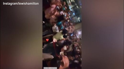 Hamilton in Malesia, selfie con i tifosi