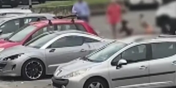 Como, donna furibonda distrugge a martellate un'auto parcheggiata