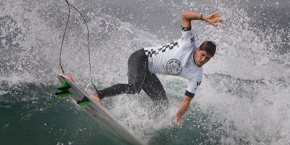 Squalo bianco attacca un surfista in California: è il più grande del mondo?