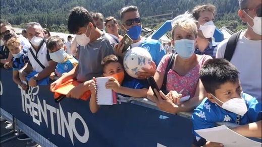 Napoli, quanti autografi a Dimaro Napoli, quanti autografi a Dimaro