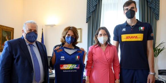 Manfredi consegna la maglia azzurra alla Ministra Bonetti