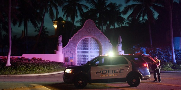 Donald Trump, la residenza in Florida perquisita dall'Fbi