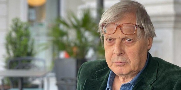 Sgarbi, che multa: supera le auto ferme con il lampeggiante blu Sgarbi, che multa: supera le auto ferme con il lampeggiante blu