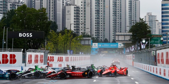 Formula E, maxi incidente in gara1 a Seoul: De Vries salvato dall'halo, vince Evans