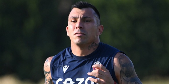 Bologna, scontro e calci in allenamento tra Medel e Moro