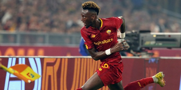 Roma, dall'Inghilterra insistono: "United su Abraham". Ma lui pensa ad altro...