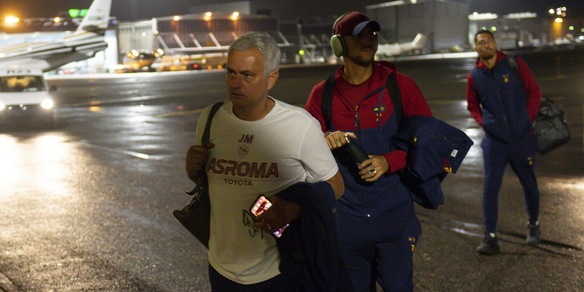 Mourinho sfida il gelo: guarda il look con cui è sbarcato in Finlandia