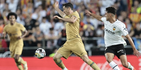 Lewandowski fa 13 e riporta in vetta il Barcellona: 1-0 a Valencia