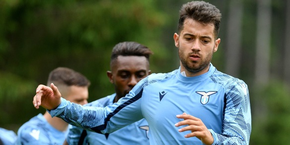 Lazio, Jony accusato di aver rubato il pavimento in villa: il caso