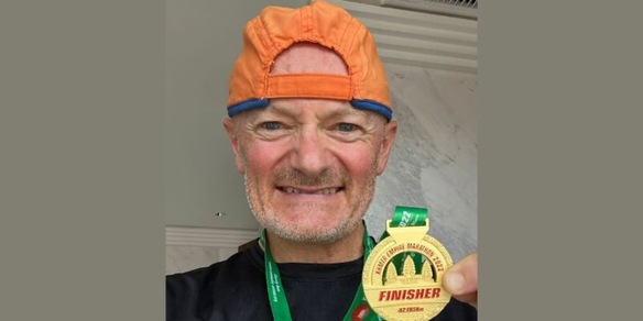 Roberto Mello da Hong Kong alla XI SPORTWAY Lago Maggiore Marathon per il suo 99° più un traguardo Roberto Mello da Hong Kong alla XI SPORTWAY Lago Maggiore Marathon per il suo 99° più un traguardo