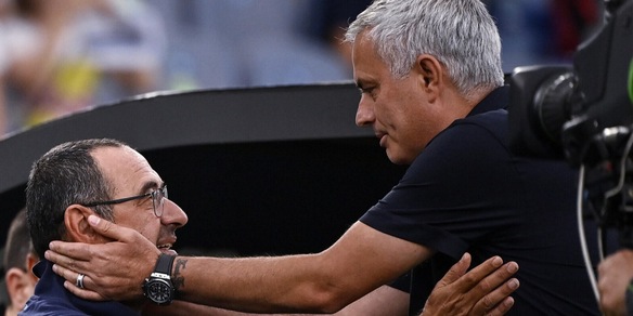 Lazio, Sarri e il rapporto con il derby: dall’emozione sotto la Nord al bilancio contro Mourinho