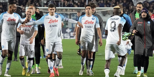 Napoli, in fuga a sportellate