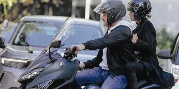 Totti e Noemi centauri col T-Max: ecco quanto costa lo scooter dell'ex di Ilary Blasi