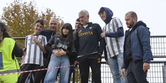 Mourinho show, foto con i tifosi della Juve durante la sfida della Primavera