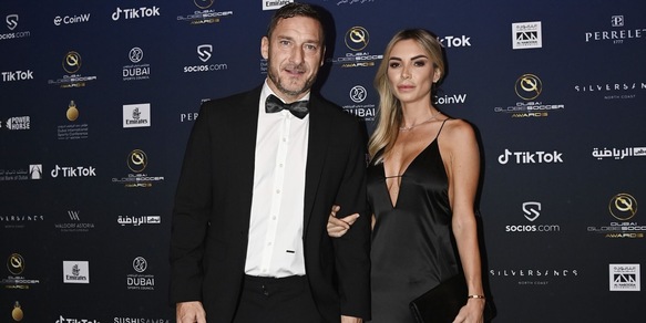 Noemi fa già tendenza: quanto costano abito (quasi sold out) e gioielli con cui ha sfilato insieme a Totti