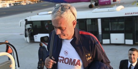 La Roma vola in Giappone, sull'aereo sorrisi, stupore e... auguri