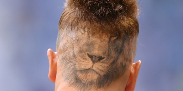 Look pazzesco, leone tatuato in testa: ecco chi è