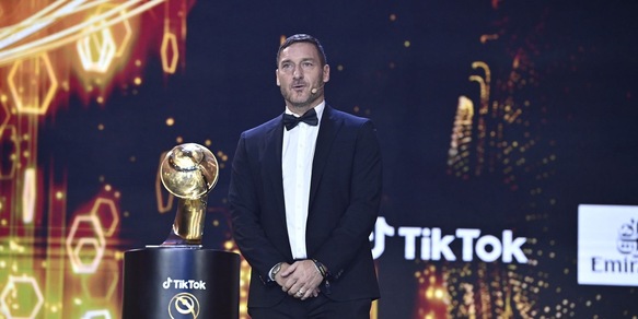 Totti a Dubai pensa alla sua Roma: il messaggio d'amore del Capitano è virale