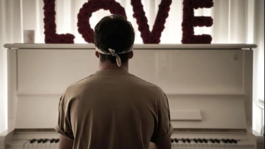 Leclerc, che campione al pianoforte: l'esibizione è incredibile!