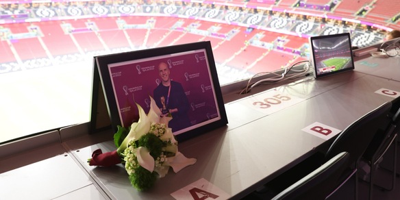 Il racconto dei soccorsi al giornalista morto ai Mondiali: il mistero del defibrillatore